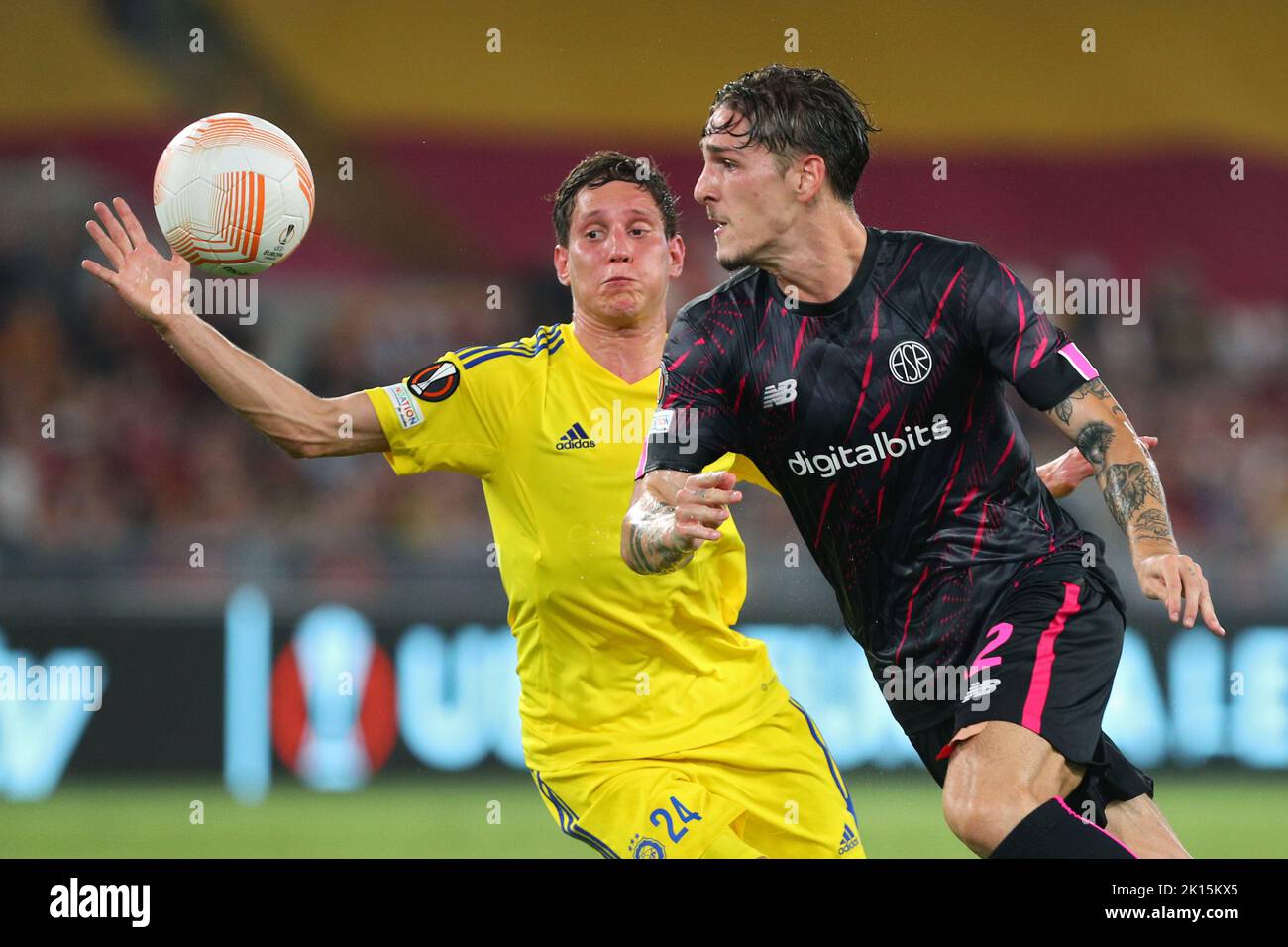 Nicolo' Zaniolo di Roma (R) vies per la palla con David Browne di HJK Helsinki (L) durante la partita della UEFA Europa League tra AS Roma e HJK Helsinki, Gruppo C, allo Stadio Olimpico di Roma, il 15 settembre 2022 - Foto Frederico Proietti / DPPI Foto Stock