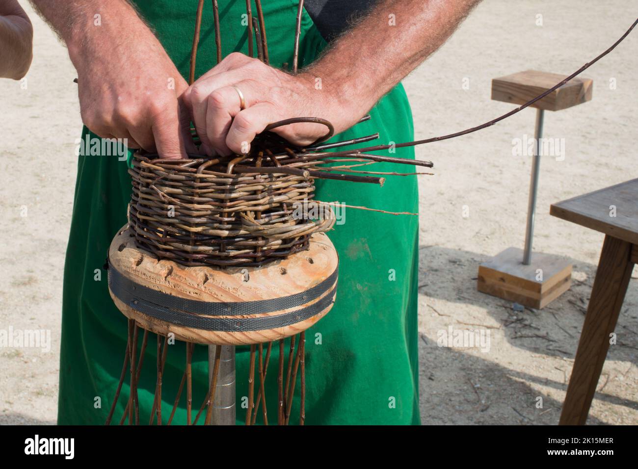 Processo di fabbricazione di un cestino. L'uomo le mani che lavorano su di esso. Francia Foto Stock