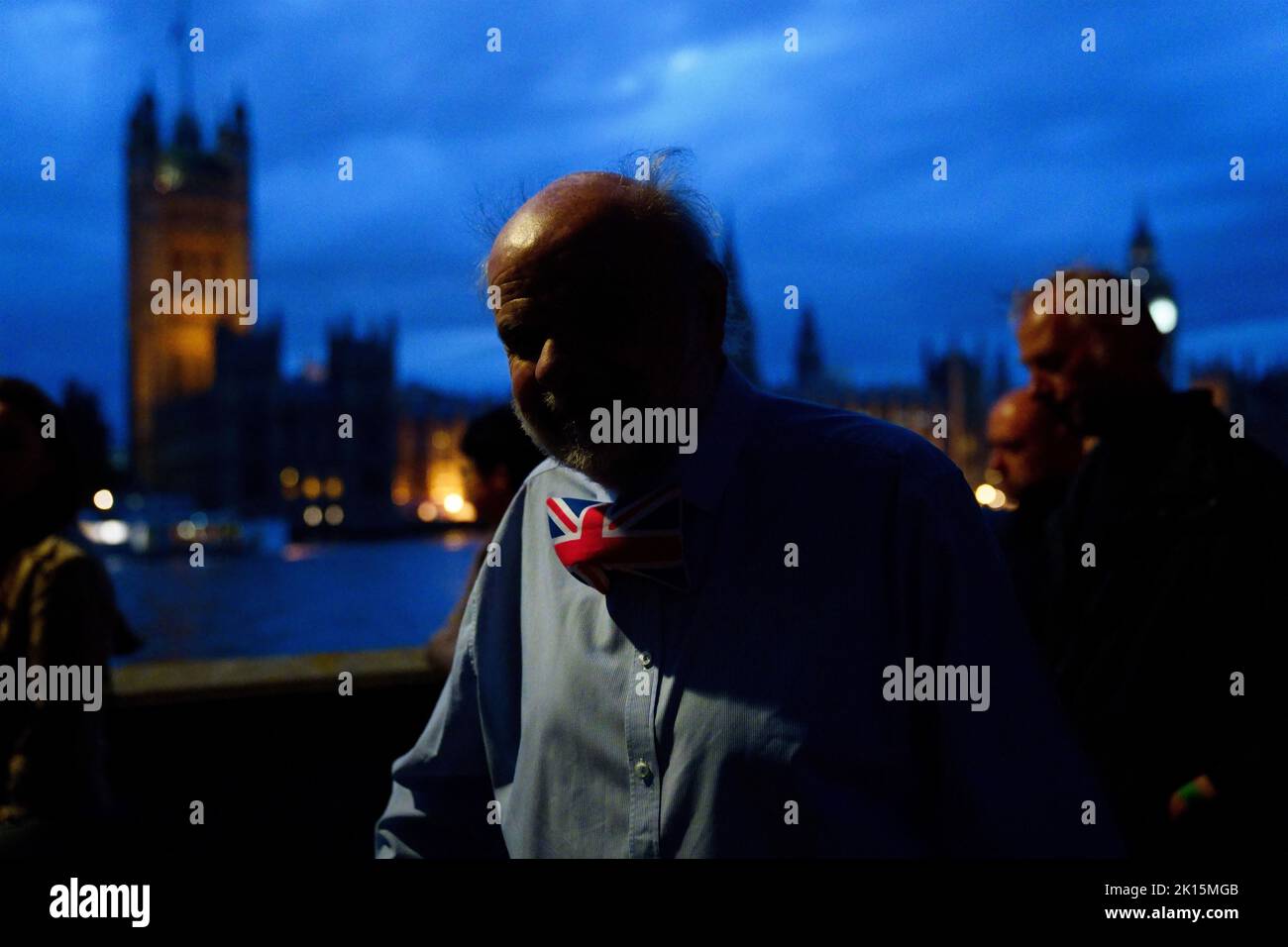 Un uomo indossa una cravatta di prua di Union Jack mentre si trova in coda sulla South Bank a Londra di fronte al Palazzo di Westminster, mentre attendono di vedere la regina Elisabetta II sdraiata in stato davanti al suo funerale il lunedì. Data immagine: Giovedì 15 settembre 2022. Foto Stock