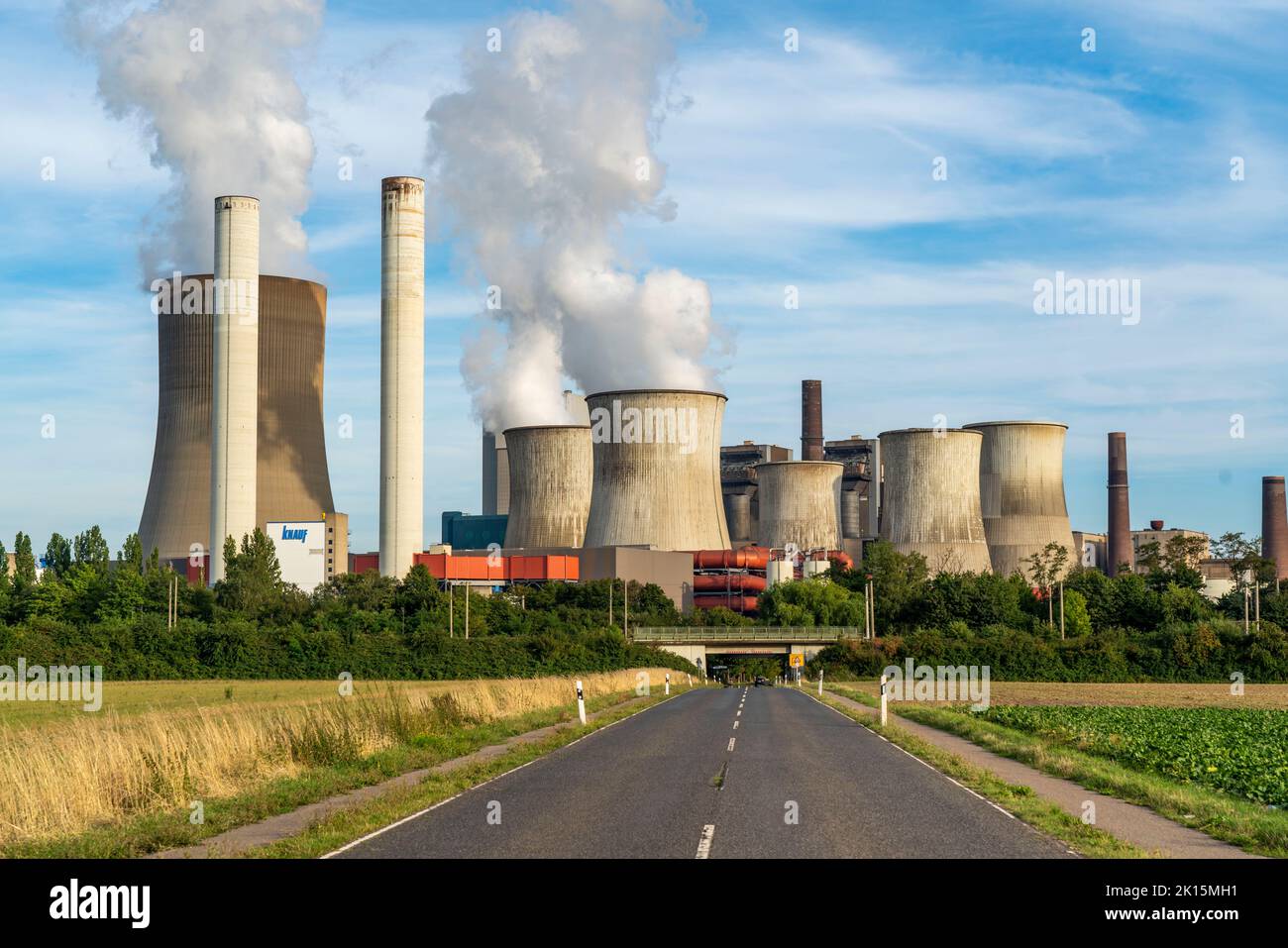 Centrale alimentata a lignite, RWE Power AG Niederaussem, 2 unità sono state chiuse nel 2020/21 e riavviate nel giugno 22 per sostituire le polveri alimentate a gas Foto Stock