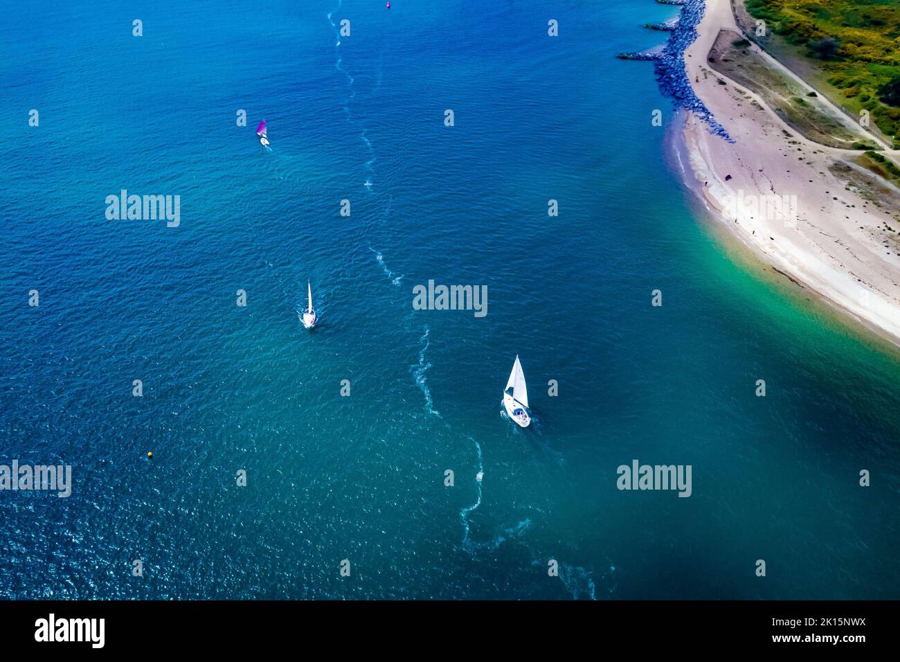 Drone Shot di una barca in un mare Foto Stock