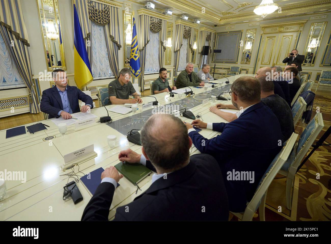 Kiev, Ucraina. 15th Set, 2022. Il presidente ucraino Volodymyr Zelenskyy, al centro di sinistra, durante un incontro faccia a faccia con i rappresentanti dei think tank europei e statunitensi organizzato dall'Istituto Polacco degli Affari internazionali al Palazzo Mariinskyi, 15 settembre 2022 a Kyiv Ucraina. Credit: Ufficio stampa presidenziale Ucraina/Presidenza Ucraina/Alamy Live News Foto Stock