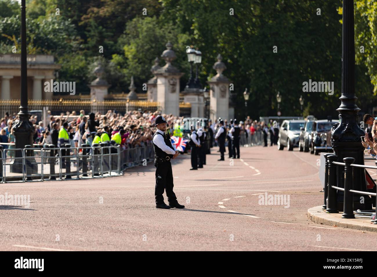 Ufficiale di polizia in piedi fuori Buckingham Palace, proteggere il pubblico e il palazzo pochi giorni dopo la morte della regina Elisabetta II Foto Stock