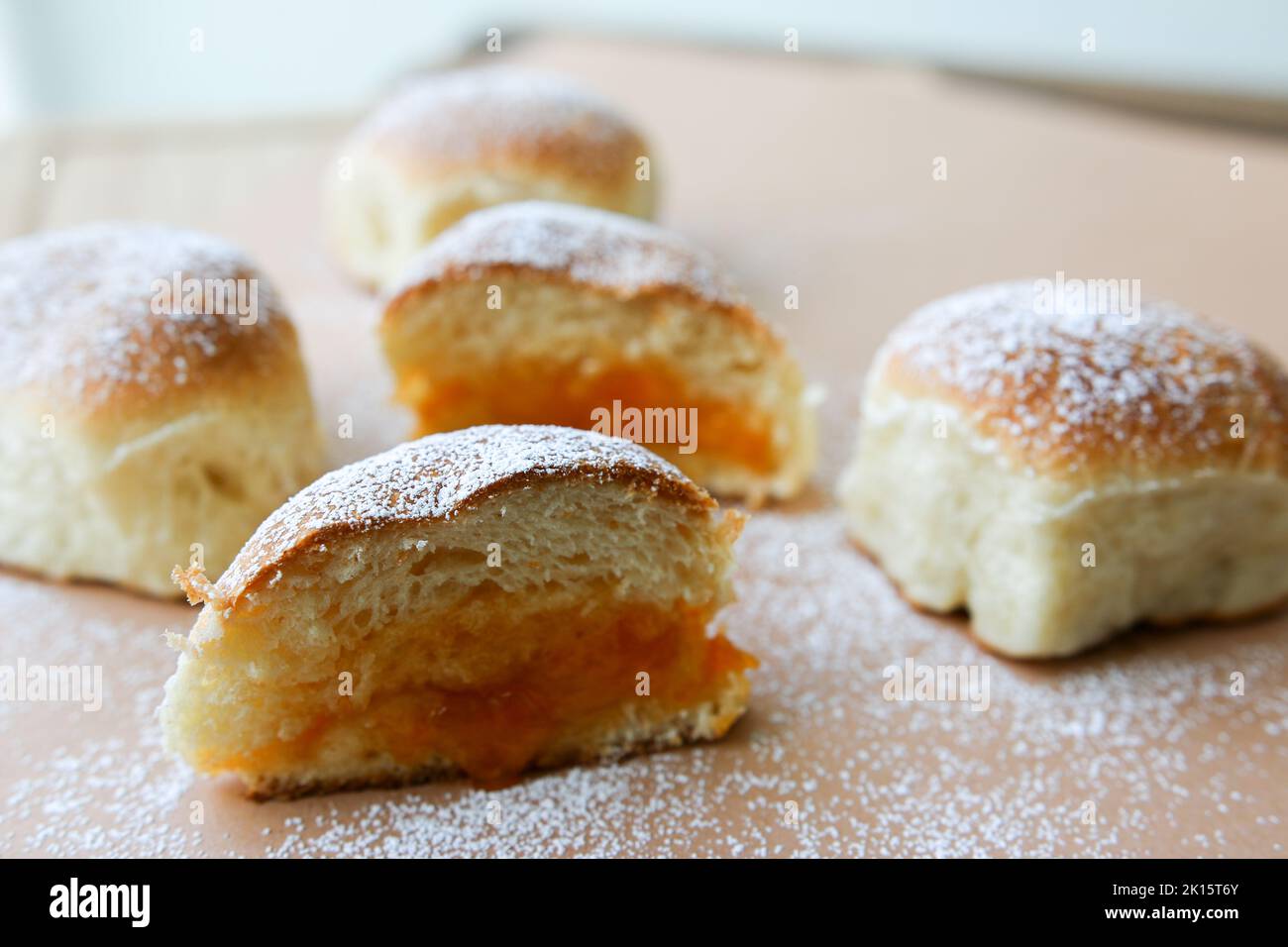 Buchteln ripieno fatto in casa - dolci panini austriaci di lievito Foto Stock