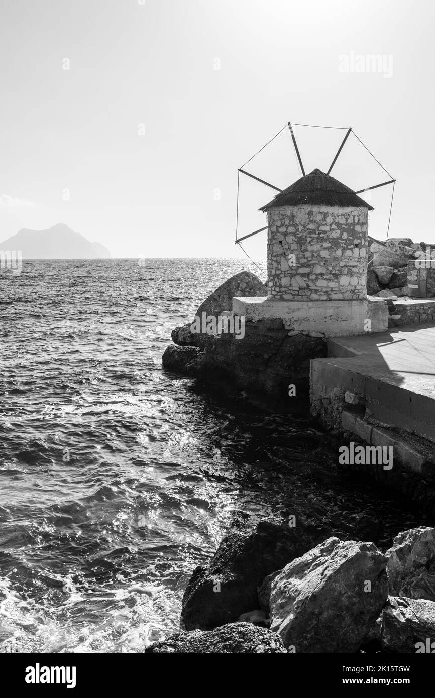 Il mulino a vento greco tradizionale sull'isola di Amorgos, Grecia, colpo in scala di grigi Foto Stock
