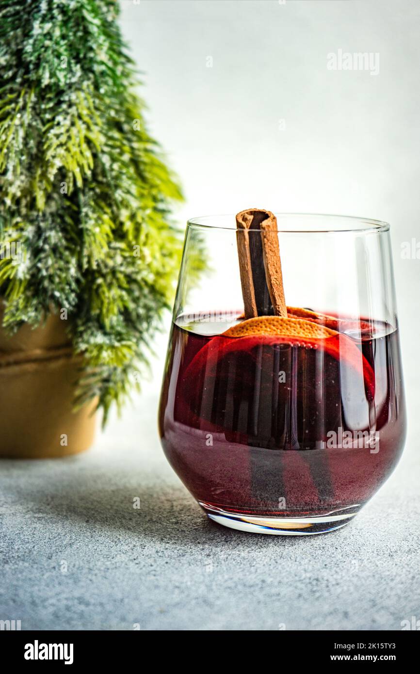 VIN brulé invernale con spezie su fondo in cemento Foto Stock