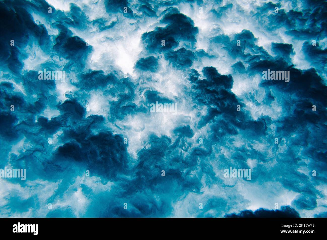 Da sotto le nuvole blu scuro che coprono il cielo nella tempesta serata sull'Isola di Thulusdhoo, Maldive Foto Stock