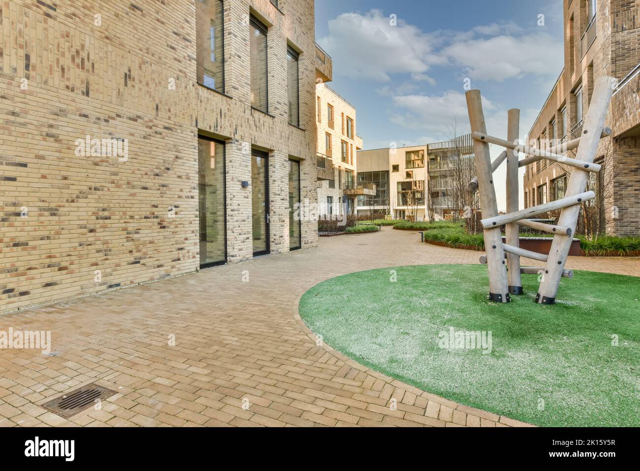Area comunitaria di edifici moderni sotto un cielo nuvoloso Foto Stock