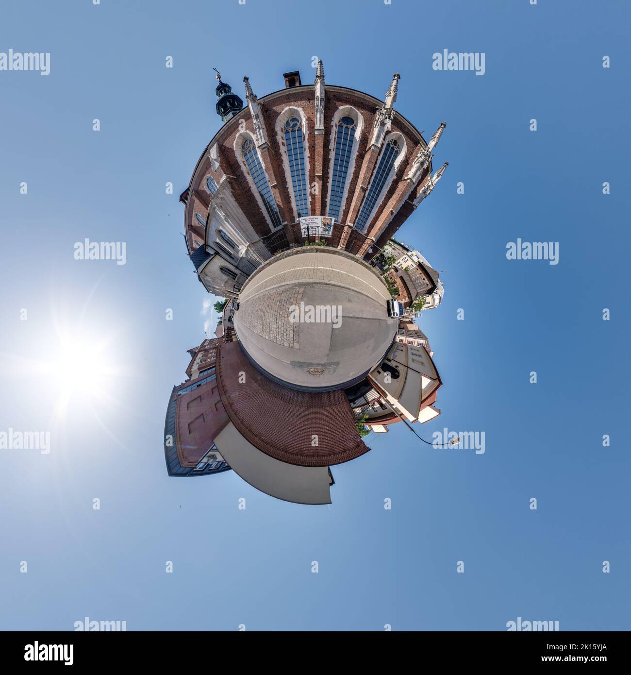 Piccolo pianeta e antenna sferica 360 vista panoramica sulla strada antica città medievale con chiesa e edifici storici Foto Stock