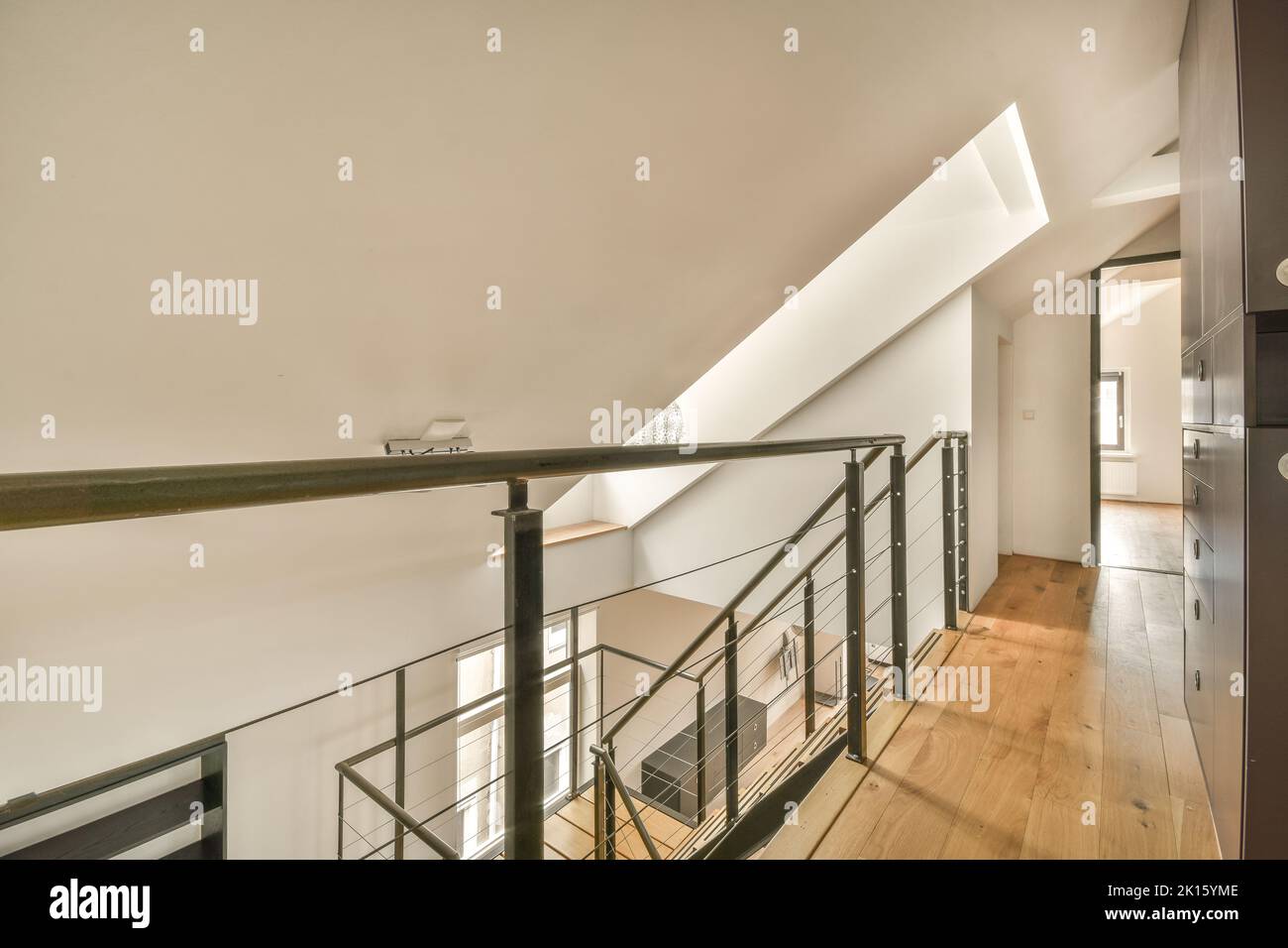Piano attico con corridoio vuoto sotto soffitto bianco con finestra in cottage moderno chiaro Foto Stock