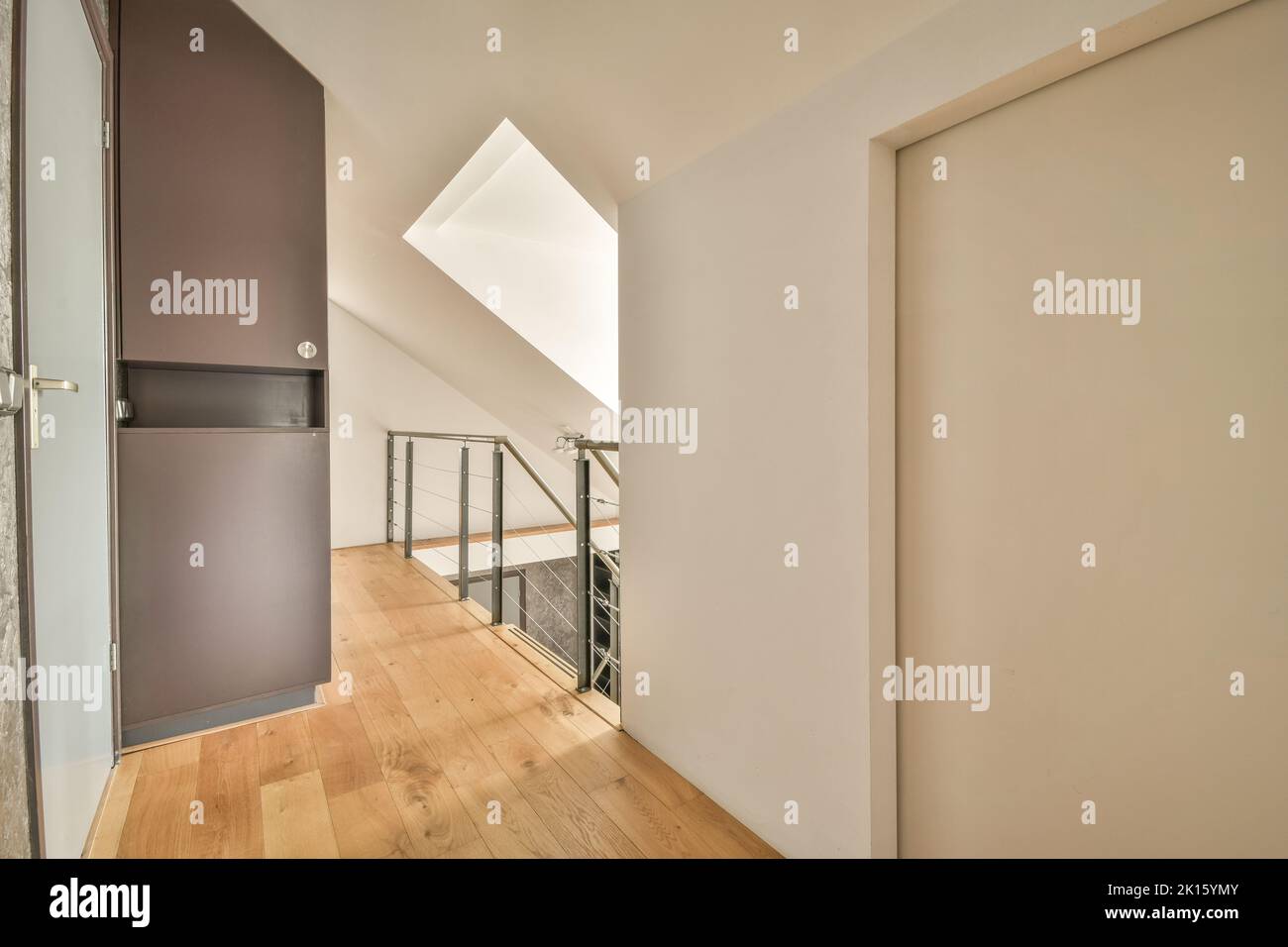 Piano attico con corridoio vuoto sotto soffitto bianco con finestra in cottage moderno chiaro Foto Stock