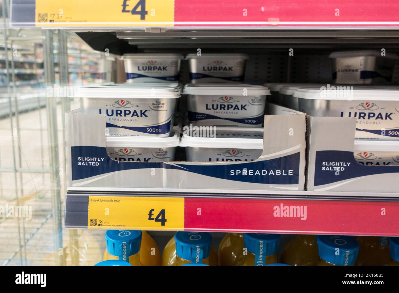 Lurpak latte prodotto prezzo in aumento con un prezzo di vendita in Inghilterra Supermarket Foto Stock