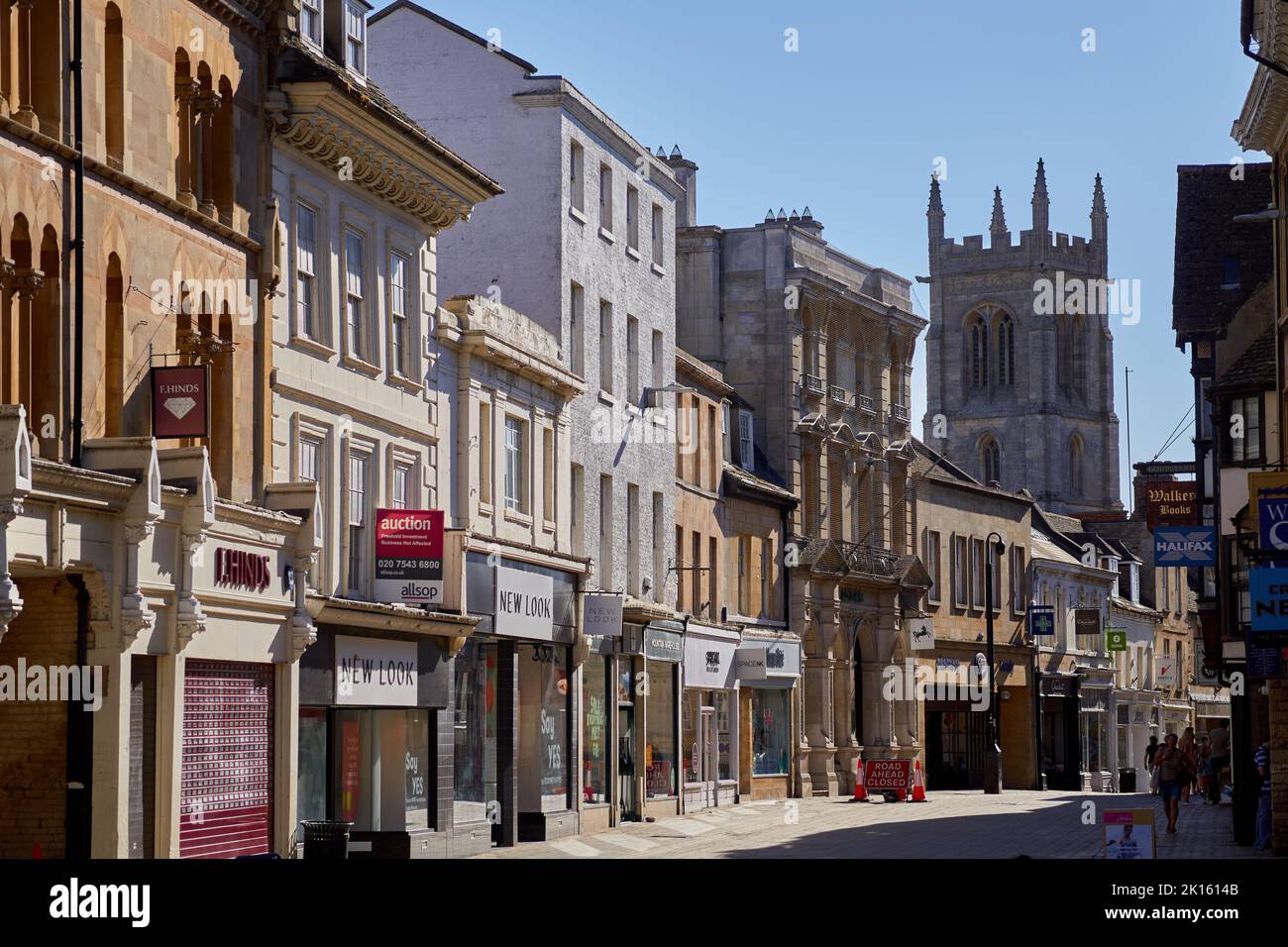 Vista della High Street di Stamford nel Lincolshire, Regno Unito Foto Stock