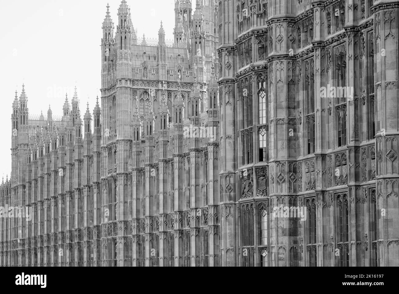 Primo piano bianco e nero della facciata laterale del fiume del Parlamento del Regno Unito Foto Stock