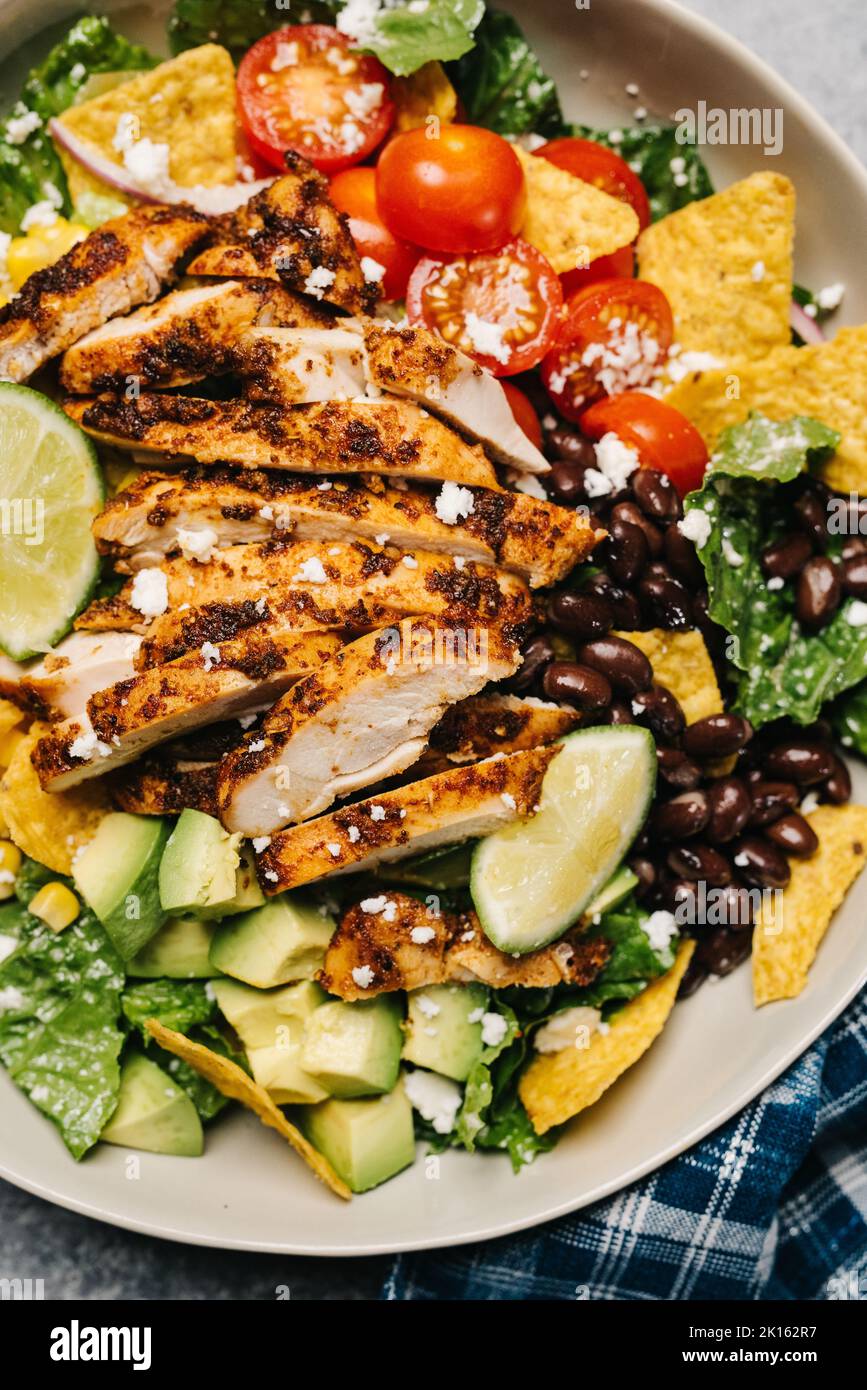 Insalata di taco di pollo alla griglia da buongustai Foto Stock