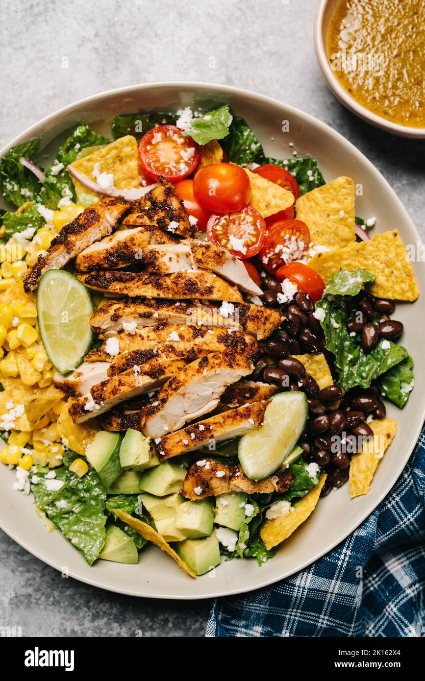 Sana cena con insalata di taco di pollo Foto Stock