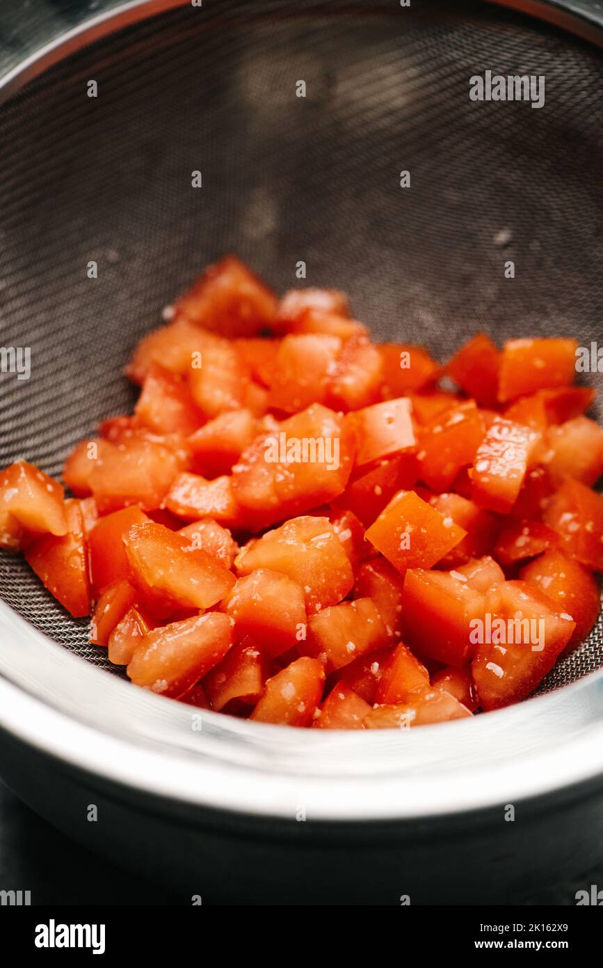 Pomodori a dadini per un'insalata Foto Stock