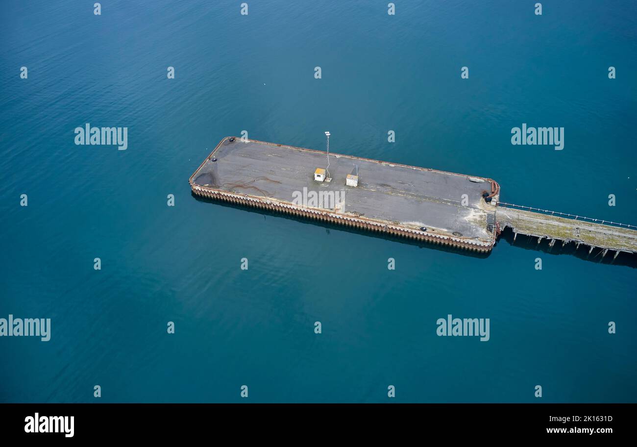 Molo moderno in mare calmo Foto Stock