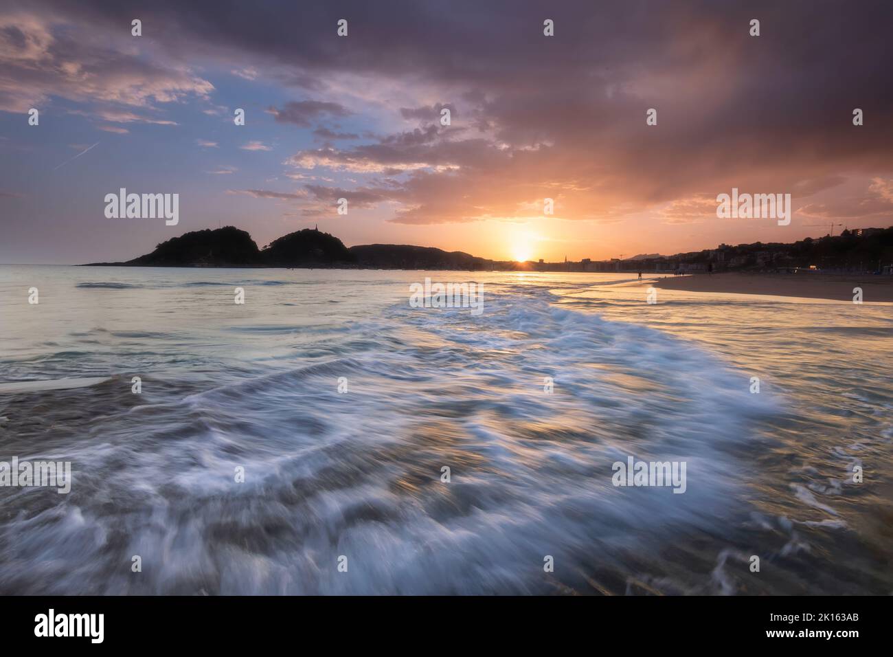 Spiaggia la Concha all'alba a San Sebastia, Donosti Foto Stock