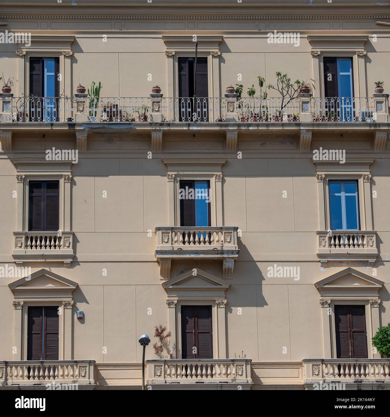 Colorati edifici e finestre Eurpoean sulla Costiera Amalfitana - Italia Foto Stock