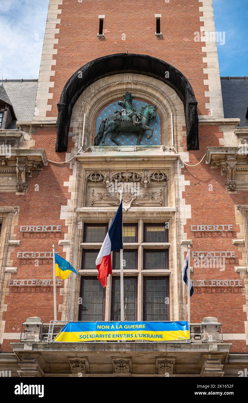 Europa, Francia, Dunkerque - 9 luglio 2022: Sezione centrale del municipio storico sotto il paesaggio blu. Bandiere, statua, fregio, e Ucraina solidarietà b Foto Stock