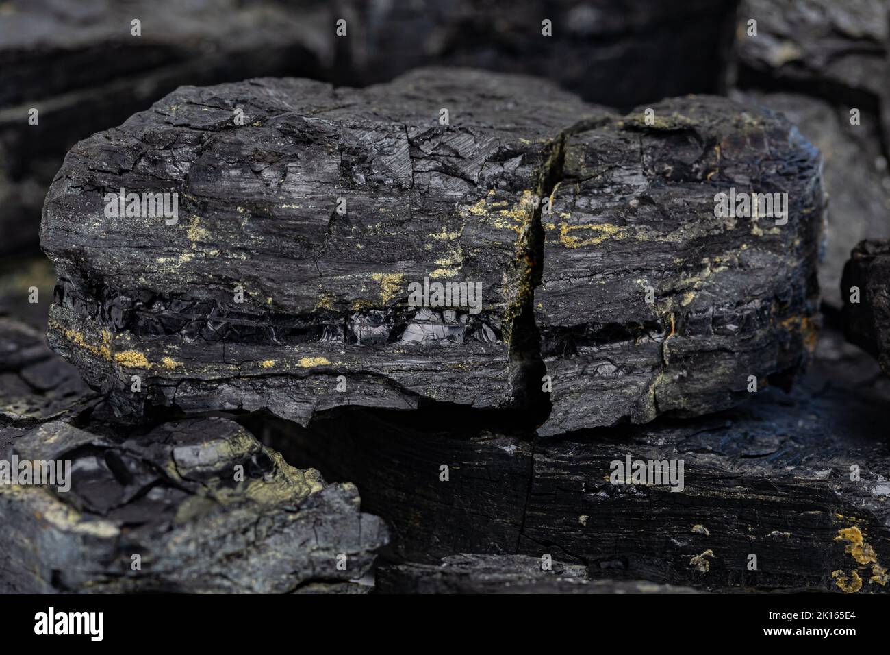 Primo piano di grumi di carbone nero. Concetto di combustibili fossili, inquinamento atmosferico e industria carboniera. Foto Stock