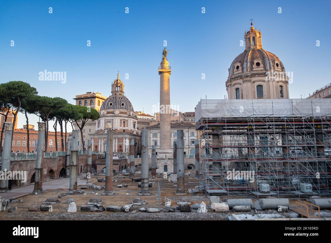 Scavi archeologici romani - rovine dell'antica Roma Foro di Traiano archeologia muri e colonne - pini di pietra italiani Pinus pinea intorno a siti storici Foto Stock