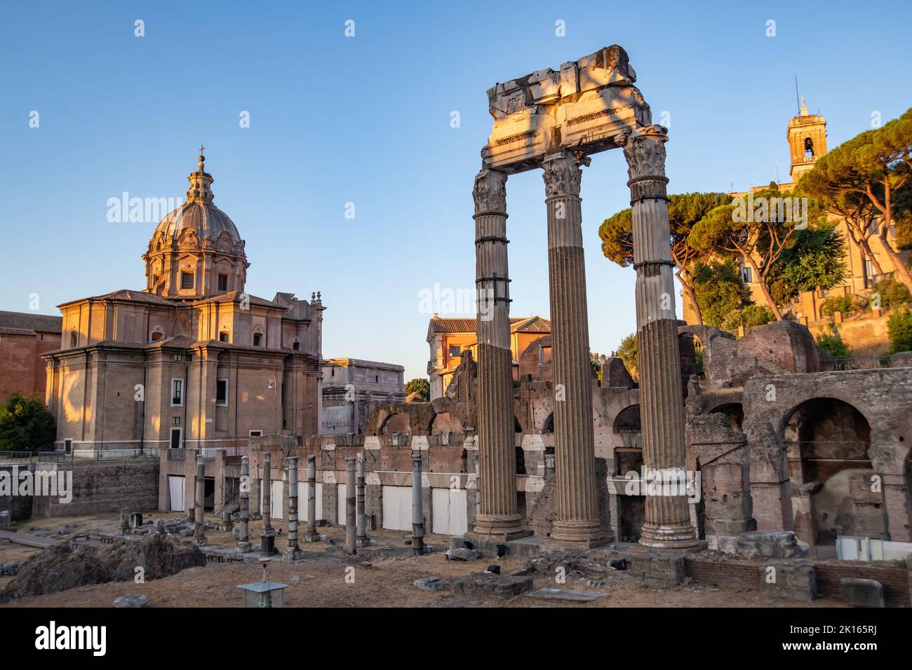 Scavo archeologico romano - rovine dell'antica Roma in Italia con pareti archeologiche e manufatti - pini di pietra italiani Pinus pinea intorno a siti storici Foto Stock