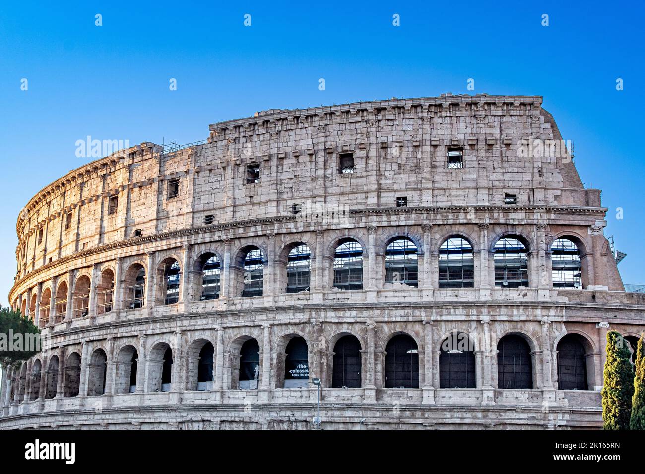Colosseo romano sito storico Roma - turismo storico e sito turistico sotto il cielo blu per i turisti Foto Stock
