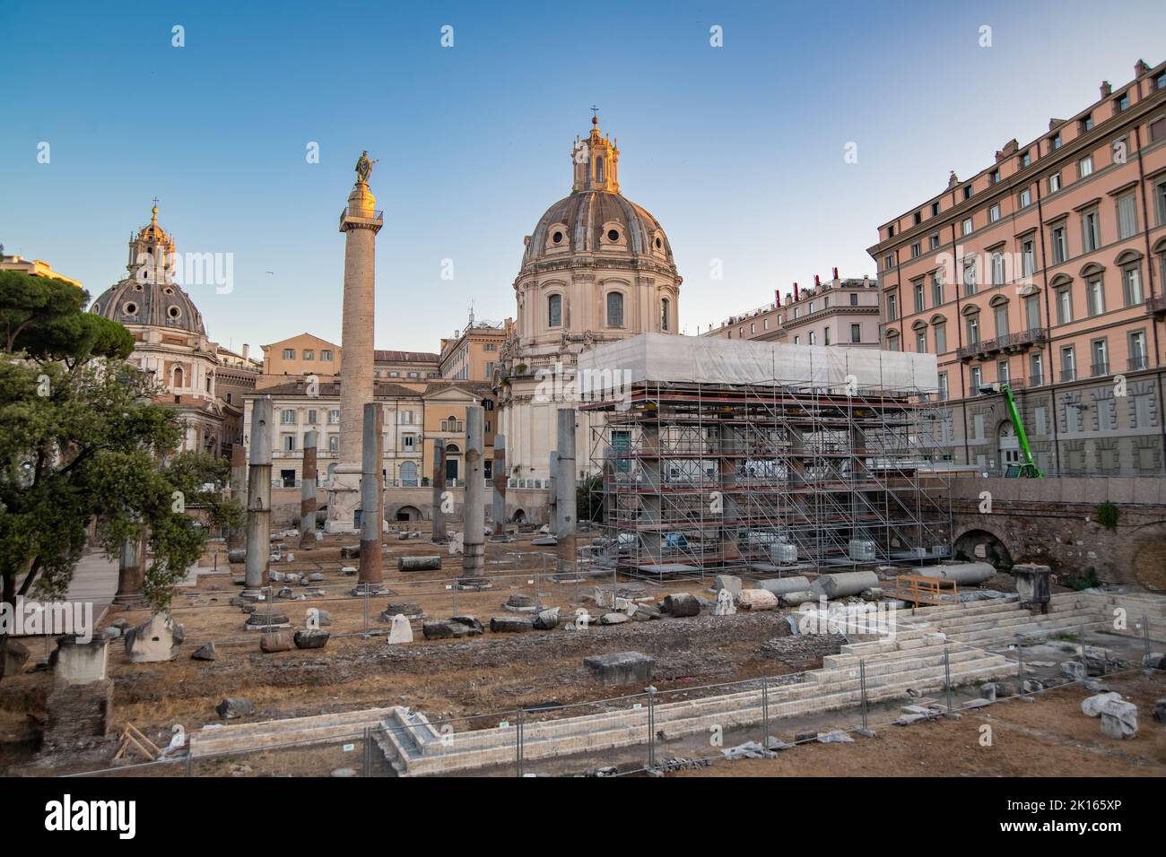 Scavi archeologici romani - rovine dell'antica Roma Foro di Traiano archeologia muri e colonne - pini di pietra italiani Pinus pinea intorno a siti storici Foto Stock
