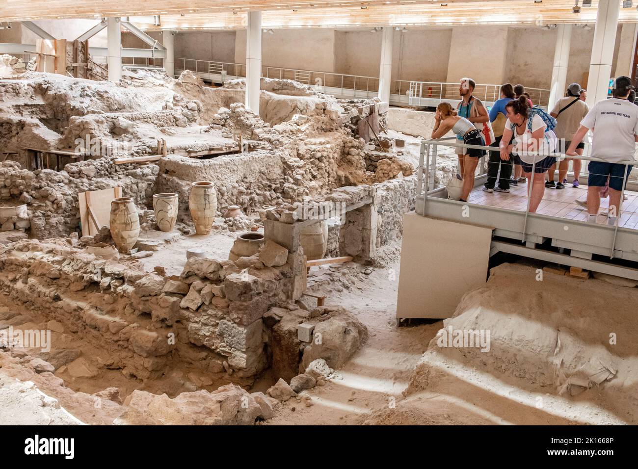 Akrotiri case di scavo e ceramiche insediamento cicladico dell'età del bronzo a Santorini Grecia - antico sito archeologico minoico e scavi con ceramiche Foto Stock