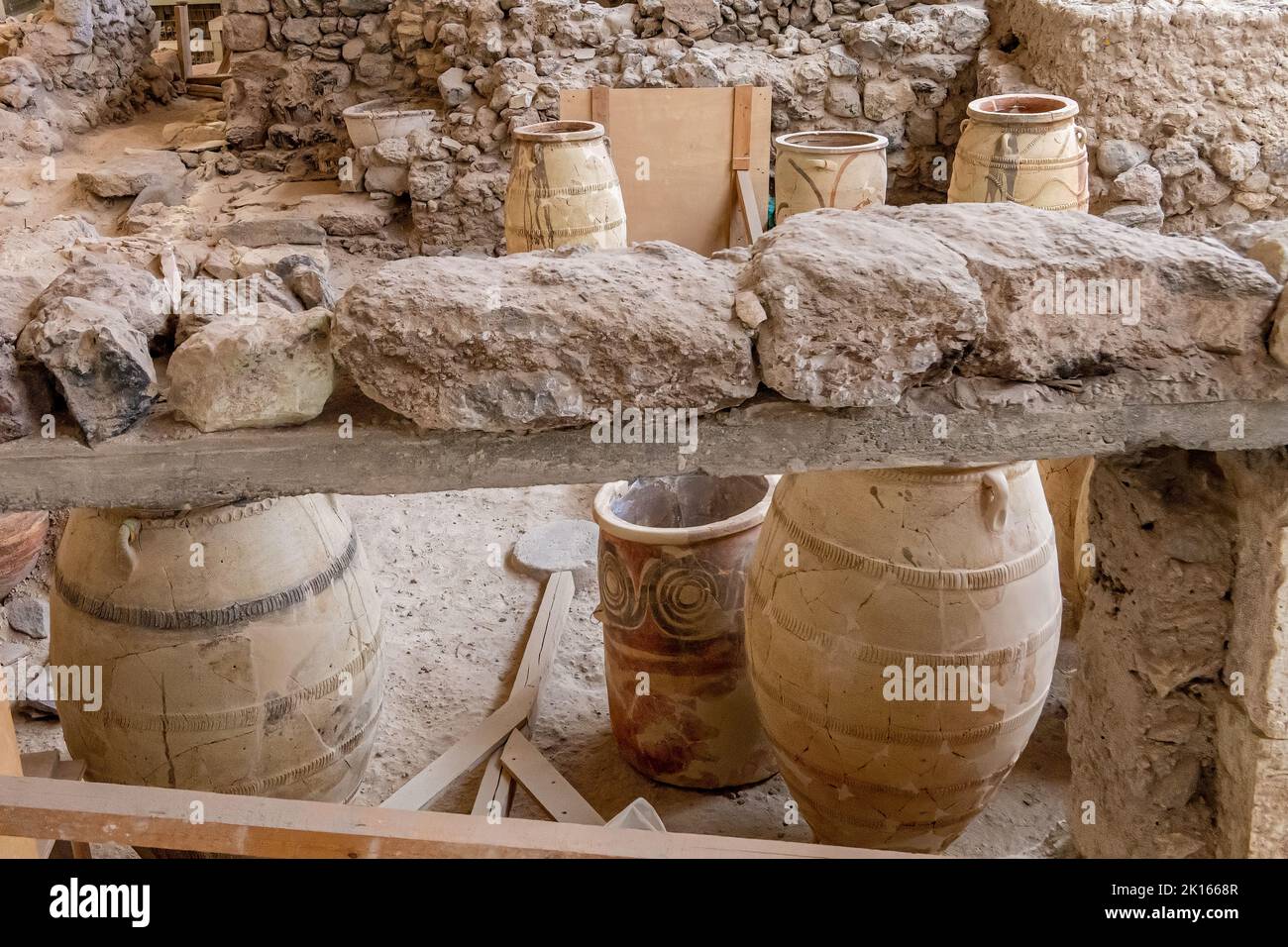 Akrotiri case di scavo e ceramiche insediamento cicladico dell'età del bronzo a Santorini Grecia - antico sito archeologico minoico e scavi con ceramiche Foto Stock