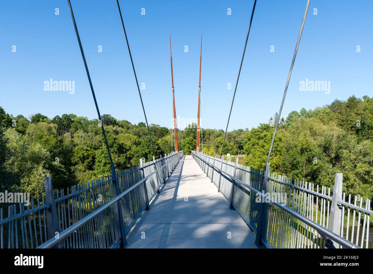 Ponte pedonale sospeso nel Milne Dam Conservation Park, Markham, Ontario, Canada Foto Stock