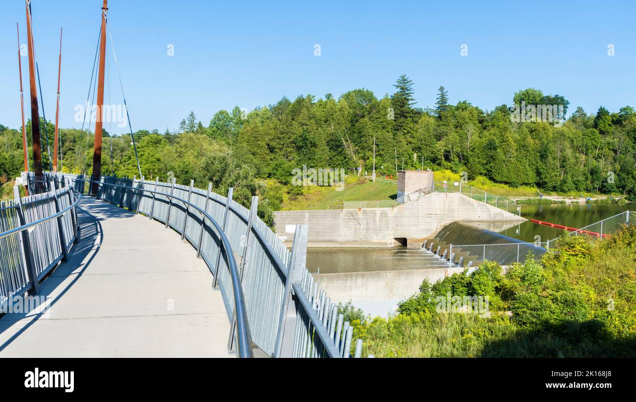 Ponte pedonale sospeso nel Milne Dam Conservation Park, Markham, Ontario, Canada Foto Stock