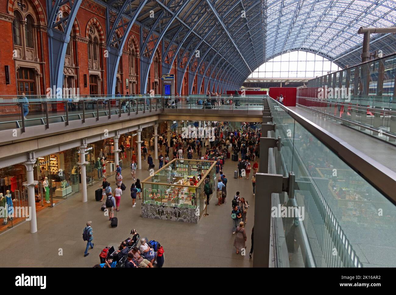 All'interno della stazione ferroviaria internazionale di St Pancras, utilizzata per i servizi Eurostar HS1 verso Francia e UE, Euston Road, Londra, Inghilterra, Regno Unito, N1C 4QP Foto Stock