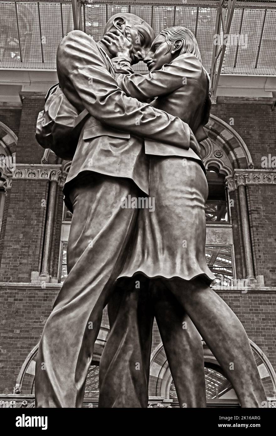 The Meeting Place, una statua dell'artista britannico Paul Day, nella Grand Terrace, stazione ferroviaria internazionale di St Pancras, Londra, Inghilterra, Regno Unito, N1C 4QP Foto Stock