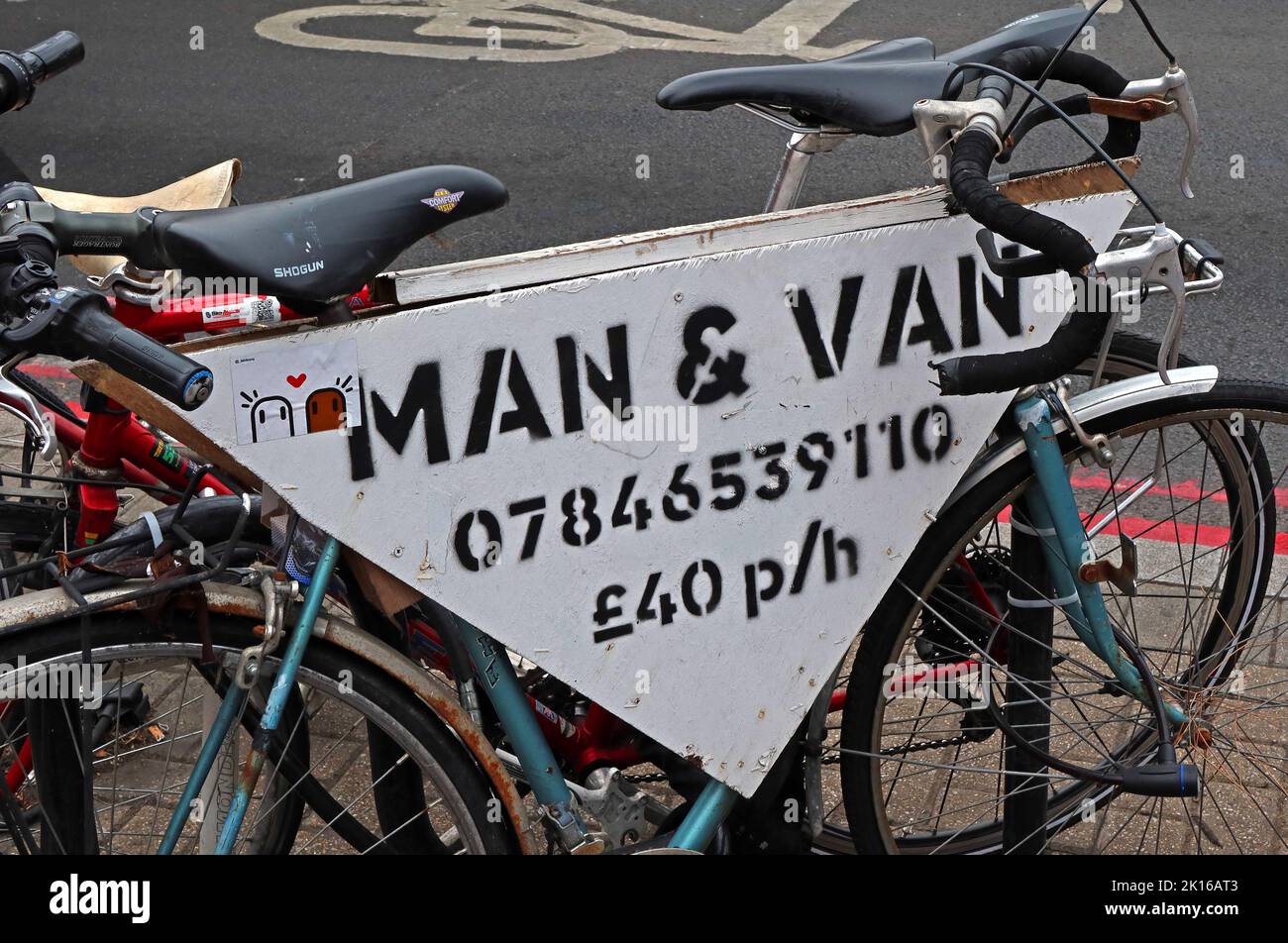 Firma la pubblicità di un 'uomo con un pulmino', Londra, Inghilterra, con numero di cellulare, su una bicicletta incatenata Foto Stock