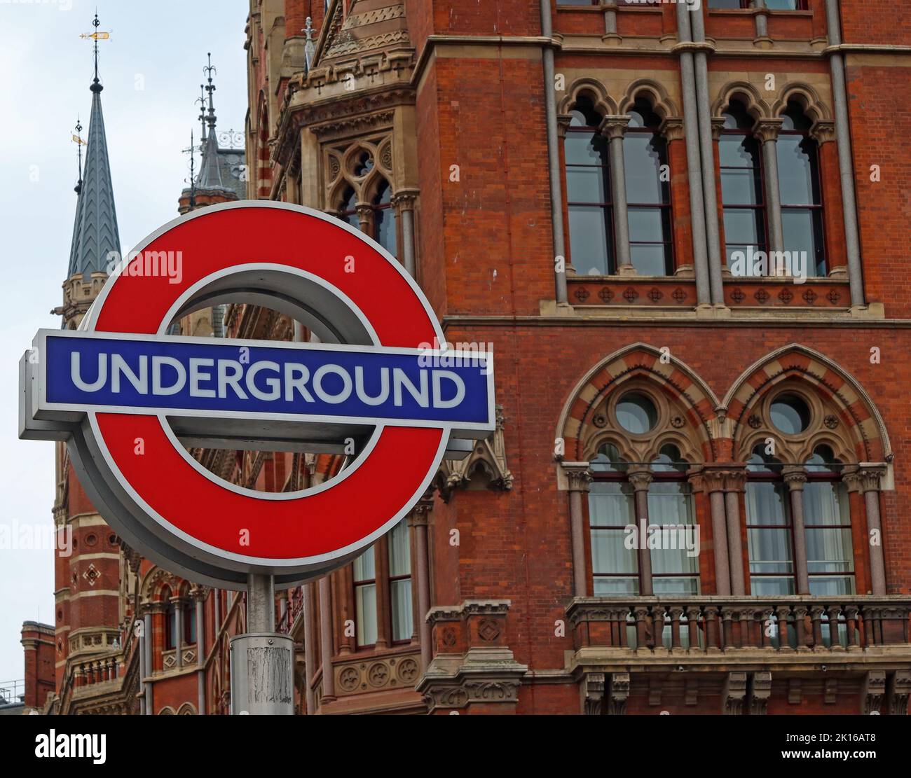 Insegna della metropolitana di Londra, fuori dalla stazione ferroviaria e dall'hotel St Pancras, Londra, Inghilterra, Regno Unito, N1C 4QP Foto Stock