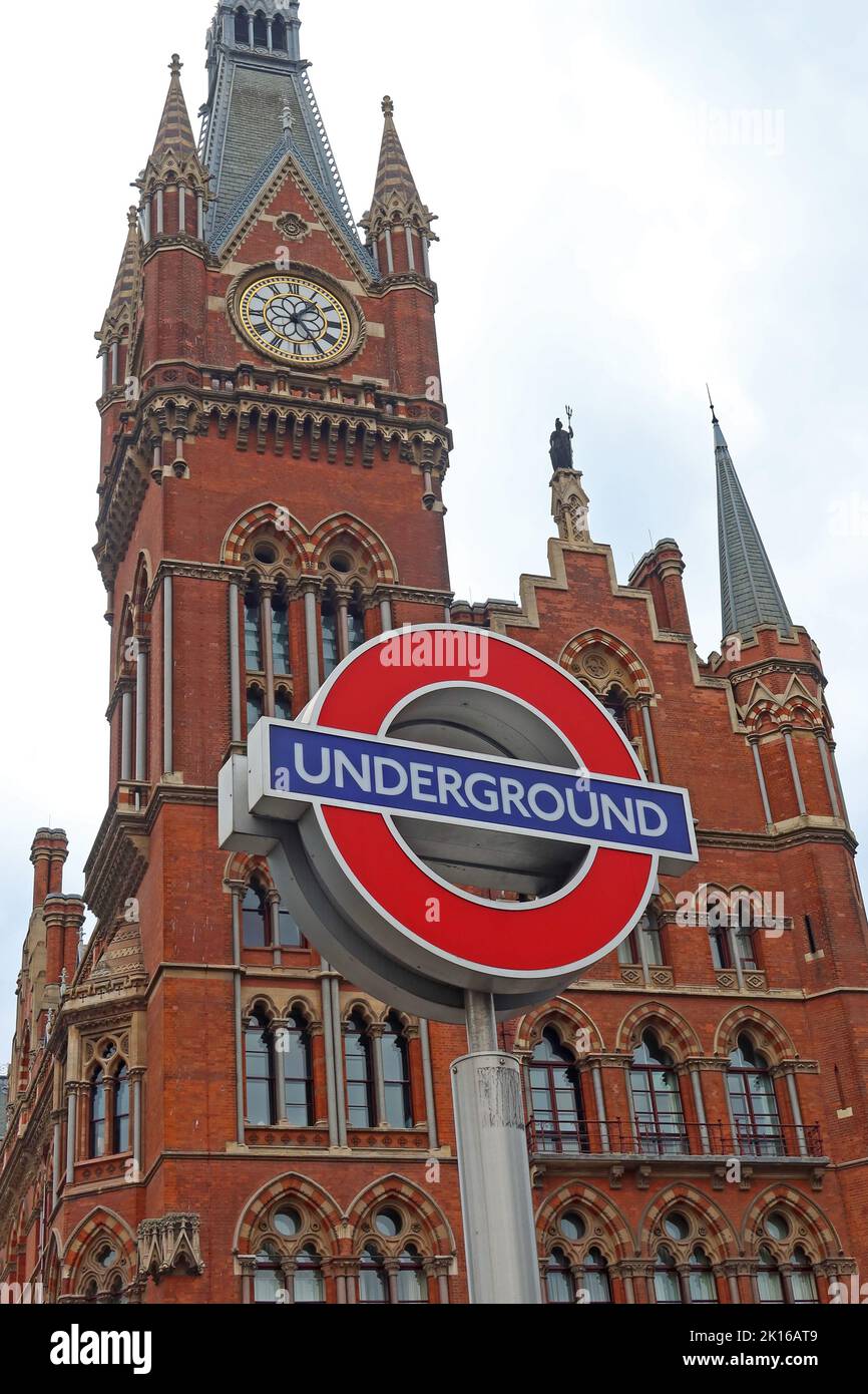 Insegna della metropolitana di Londra, fuori dalla stazione ferroviaria e dall'hotel St Pancras, Londra, Inghilterra, Regno Unito, N1C 4QP Foto Stock