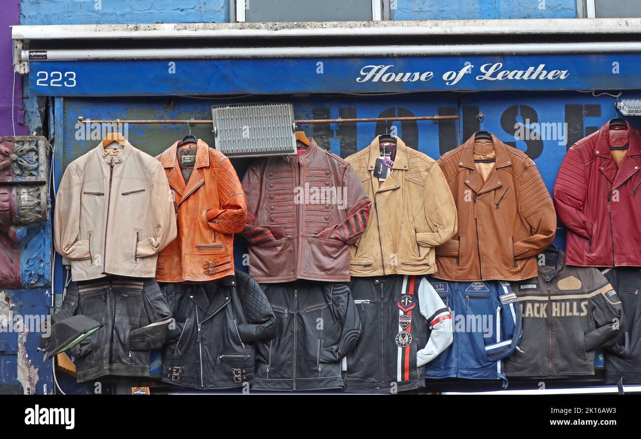Giacche di seconda mano alla moda, dal negozio House of Leather, 223 Camden High Street, North London, England, UK, NW1 7BU Foto Stock