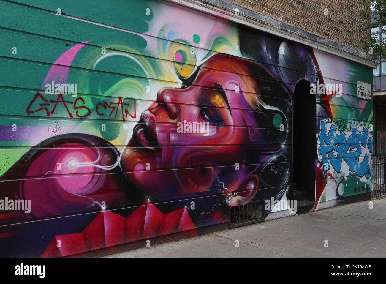 Graffiti art spray può dipingere di una bella donna africana, Buck St, Camden, Londra, NW1 8NJ Foto Stock