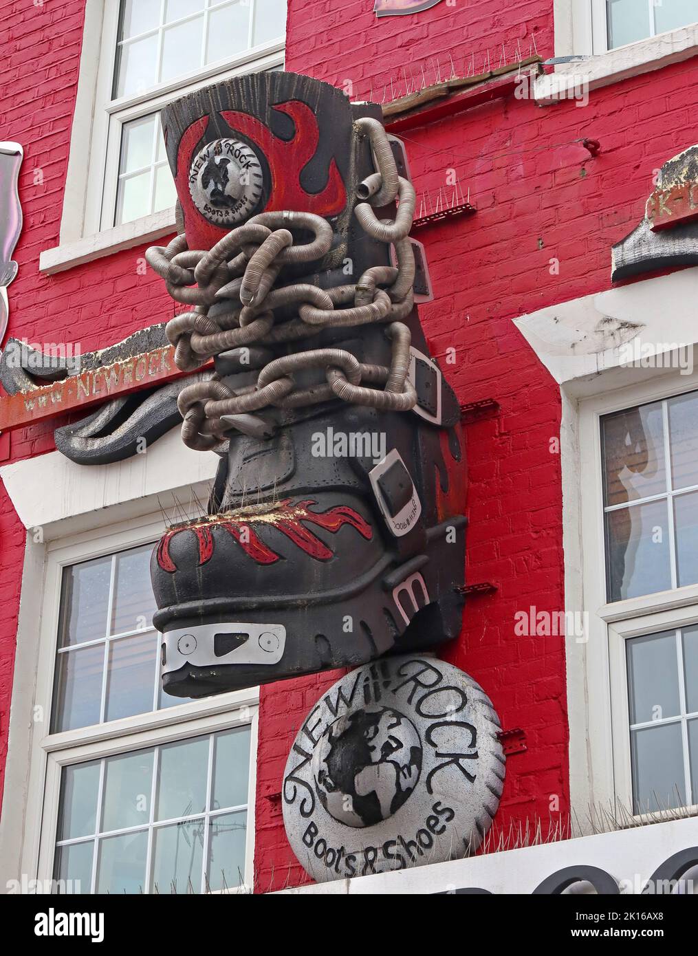 New Rock Boots Chic and pre-Loved Fashion 212 Camden High Street, Camden Town, Londra, Inghilterra, Regno Unito, NW1 8QR Foto Stock