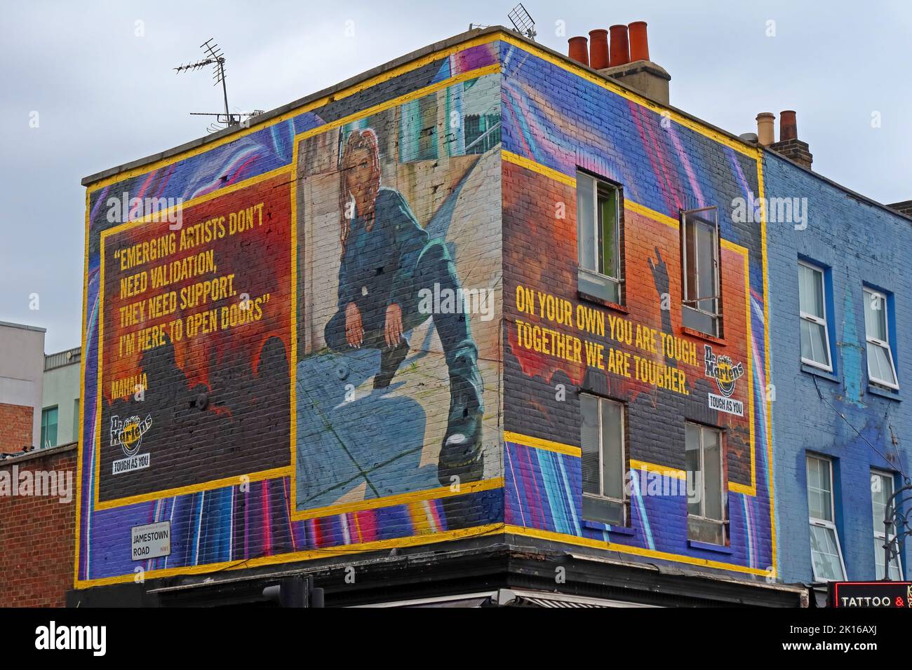 Da soli sei duro, insieme siamo più duri. Dr Martens costruzione murale arte, su un negozio a Camden High Street, Camden Town, Londra, Inghilterra, UK, NW1 Foto Stock