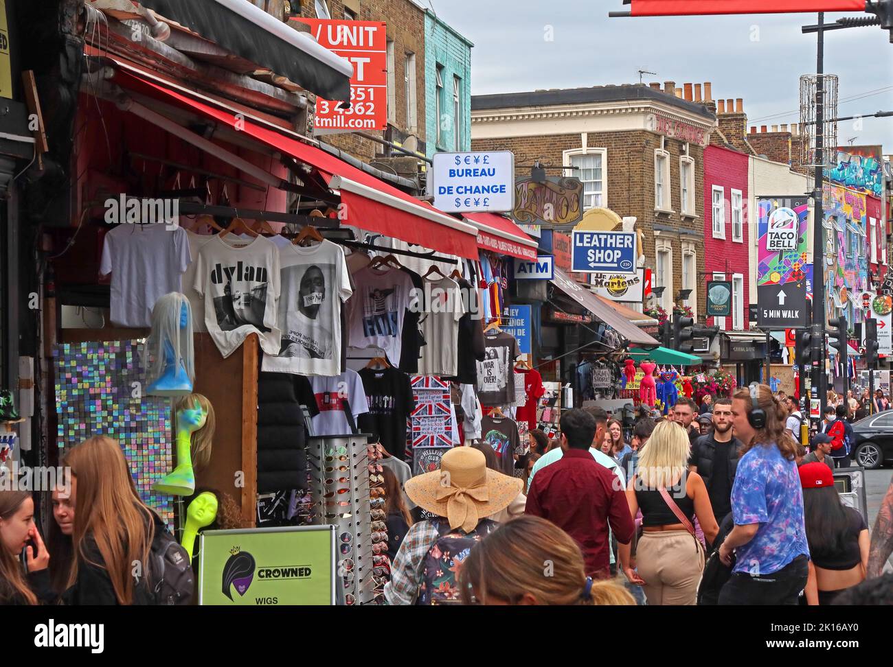 Negozi affollati a Camden High Street, Camden Town, Londra, Inghilterra, Regno Unito, NW1 8QR Foto Stock