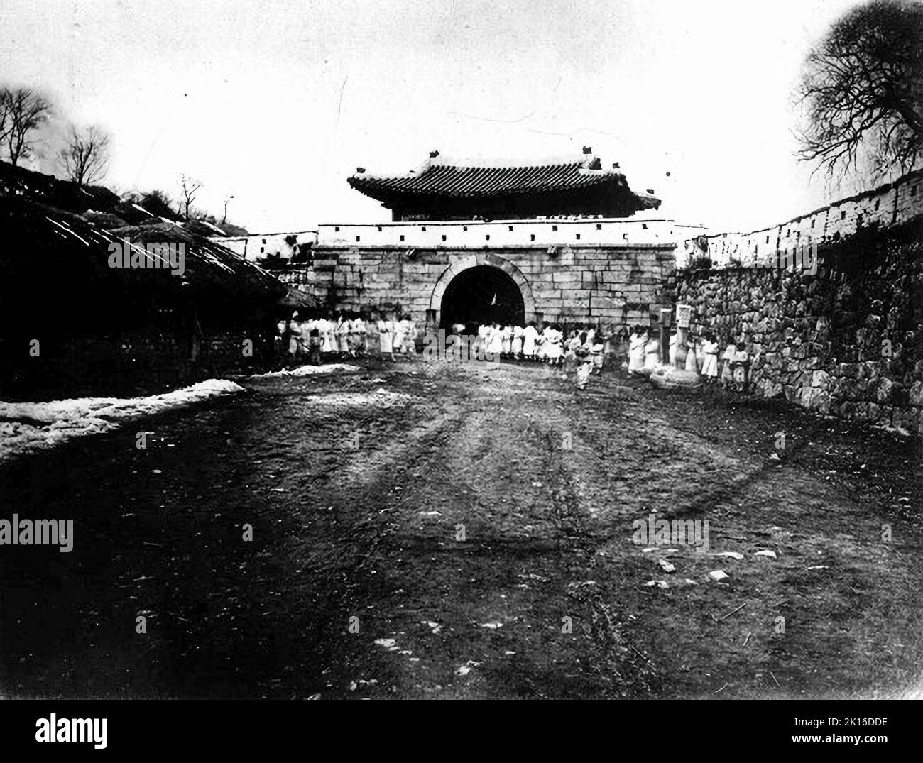 Di fronte alla porta sud della Fortezza di Ganghwasanseong, situata a Ganghwado, Seoul, Corea. 1931. Foto Stock