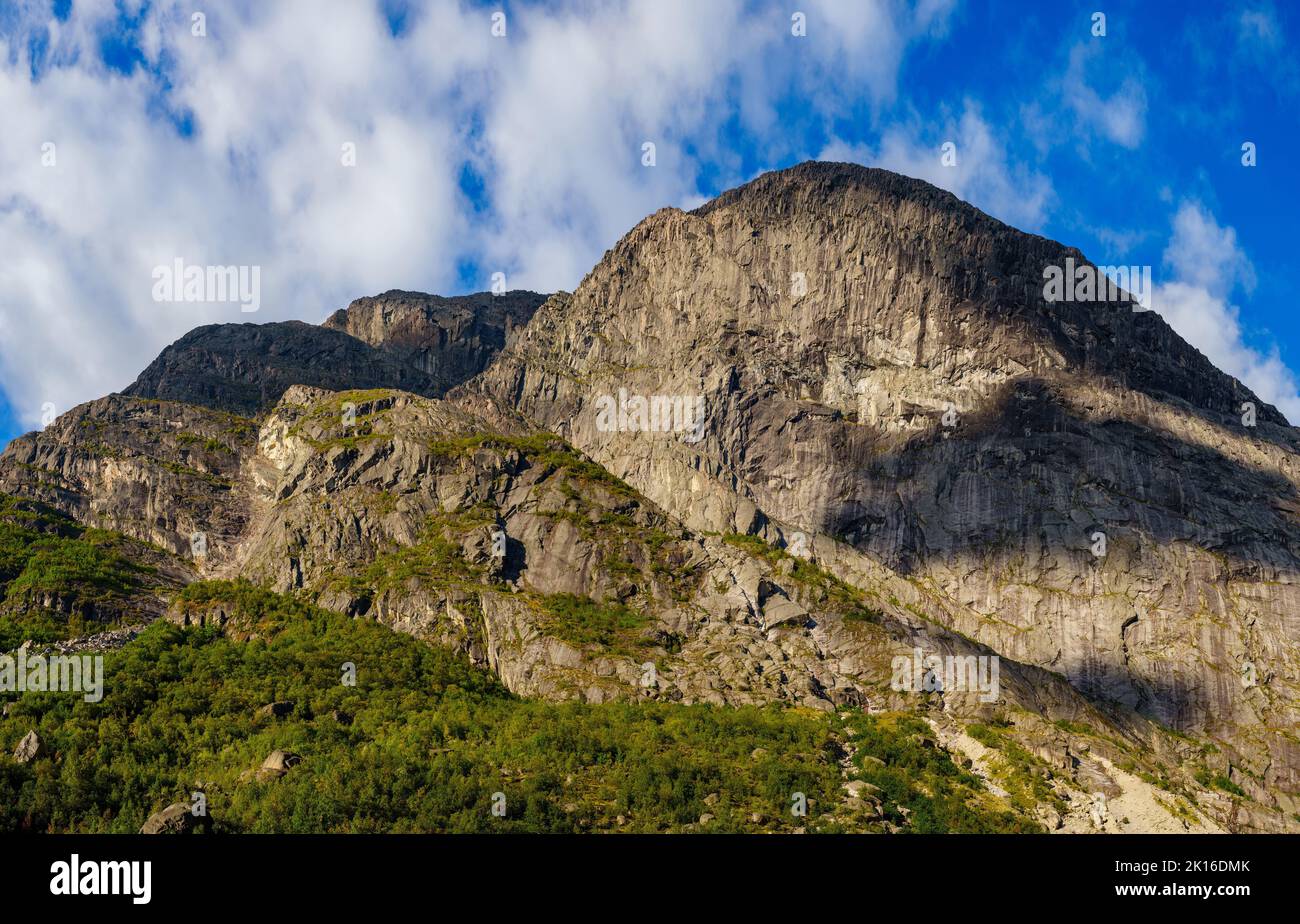 Montagne di norvegia con ombra nuvolosa Foto Stock