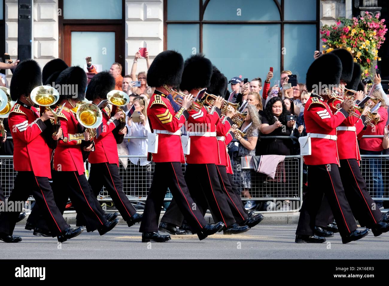 Londra, Regno Unito. La processione della Queen's Coffin raggiunge Whitehall guidata da una banda in marcia. Il suo scrigno si sdraierà in stato per quattro giorni prima del suo funerale. Foto Stock