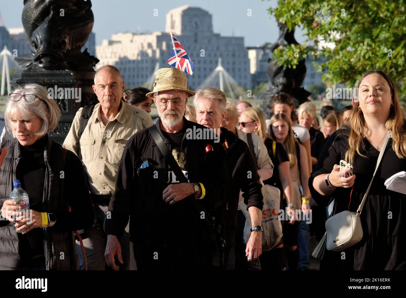 I luristi fanno la fila per visitare Westminster Hall per rendere omaggio alla Regina mentre si trova nello stato per quattro giorni prima del suo servizio funerario. Foto Stock