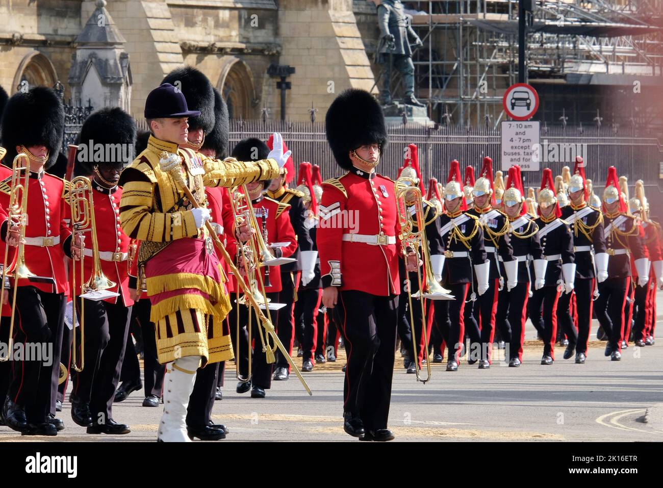 Le guardie della Regina partono da Westminster Hall dopo aver portato la bara della Regina a Westminster Hall, dove rimarrà in stato per quattro giorni. Foto Stock