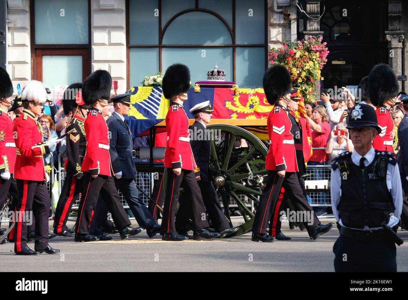 Londra, Regno Unito. La processione della Regina arriva a Whitehall. Si sdraierà nella Westminster Hall fino a domenica sera prima del suo funerale. Foto Stock